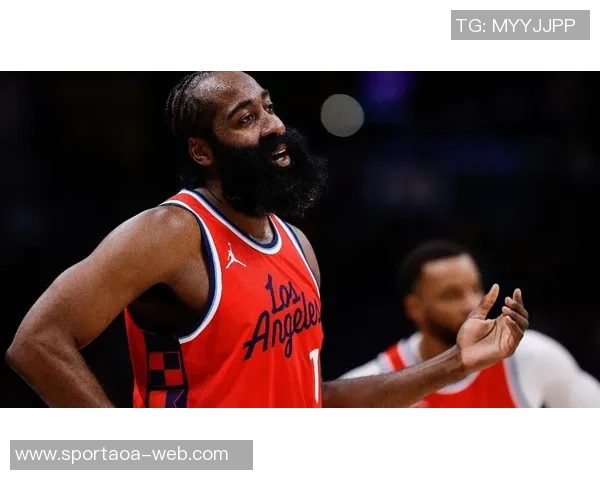 马克西称赞哈登新赛季表现出色训练刻苦展现对篮球的热爱与执着